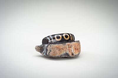 Lot 1523 - A LARGE AND RARE AGATE MATRIX ‘DZI BEAD’ CARVING, 19TH CENTURY