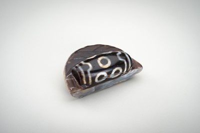 Lot 1523 - A LARGE AND RARE AGATE MATRIX ‘DZI BEAD’ CARVING, 19TH CENTURY