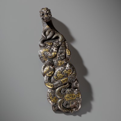 Lot 62 - A HIGHLY IMPORTANT GOLD AND SILVER INLAID IRON ‘MYTHICAL BEASTS’ BELT HOOK, WARRING STATES PERIOD TO HAN DYNASTY