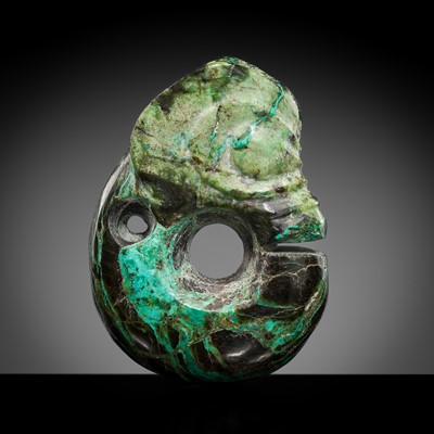 Lot 792 - A TURQUOISE MATRIX ‘PIG-DRAGON’ PENDANT, ZHULONG, HONGSHAN CULTURE