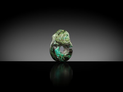 Lot 792 - A TURQUOISE MATRIX ‘PIG-DRAGON’ PENDANT, ZHULONG, HONGSHAN CULTURE