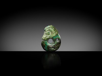 Lot 792 - A TURQUOISE MATRIX ‘PIG-DRAGON’ PENDANT, ZHULONG, HONGSHAN CULTURE