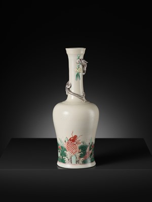 Lot 265 - A FAMILLE VERTE ‘CHILONG AND CARP’ MALLET VASE, YAOLINGZUN, KANGXI PERIOD