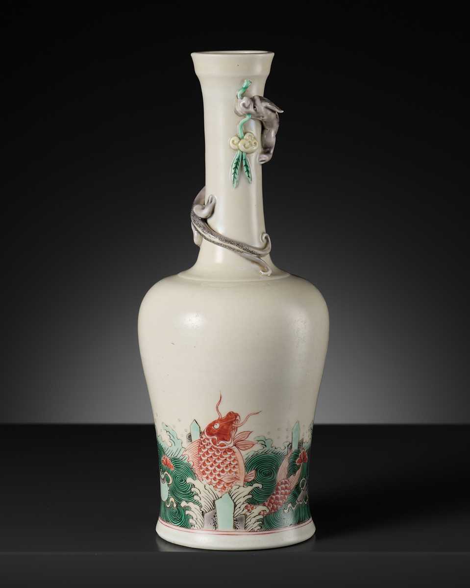 Lot 265 - A FAMILLE VERTE ‘CHILONG AND CARP’ MALLET VASE, YAOLINGZUN, KANGXI PERIOD