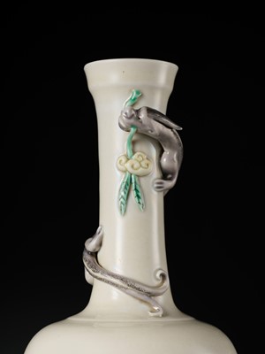Lot 265 - A FAMILLE VERTE ‘CHILONG AND CARP’ MALLET VASE, YAOLINGZUN, KANGXI PERIOD