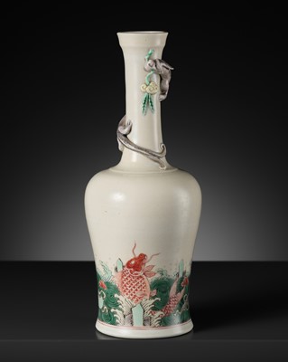 Lot 265 - A FAMILLE VERTE ‘CHILONG AND CARP’ MALLET VASE, YAOLINGZUN, KANGXI PERIOD