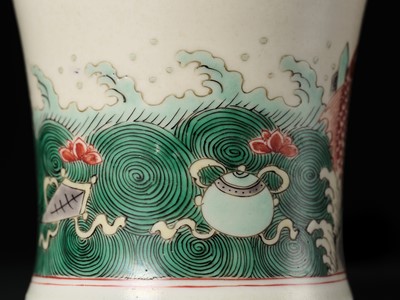 Lot 265 - A FAMILLE VERTE ‘CHILONG AND CARP’ MALLET VASE, YAOLINGZUN, KANGXI PERIOD