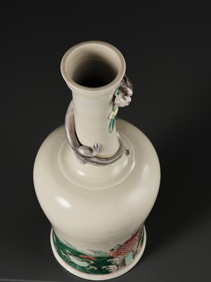 Lot 265 - A FAMILLE VERTE ‘CHILONG AND CARP’ MALLET VASE, YAOLINGZUN, KANGXI PERIOD