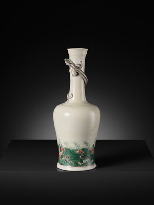Lot 265 - A FAMILLE VERTE ‘CHILONG AND CARP’ MALLET VASE, YAOLINGZUN, KANGXI PERIOD