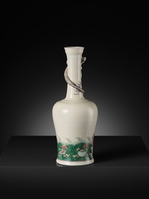 Lot 265 - A FAMILLE VERTE ‘CHILONG AND CARP’ MALLET VASE, YAOLINGZUN, KANGXI PERIOD
