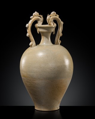 A STRAW-GLAZED DOUBLE-DRAGON-HANDLED AMPHORA VASE, TANG DYNASTY