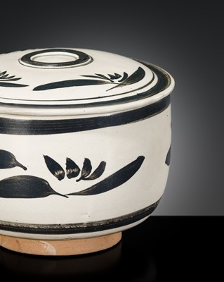 Lot 910 - A CIZHOU-STYLE PAINTED BOWL AND COVER, QING DYNASTY