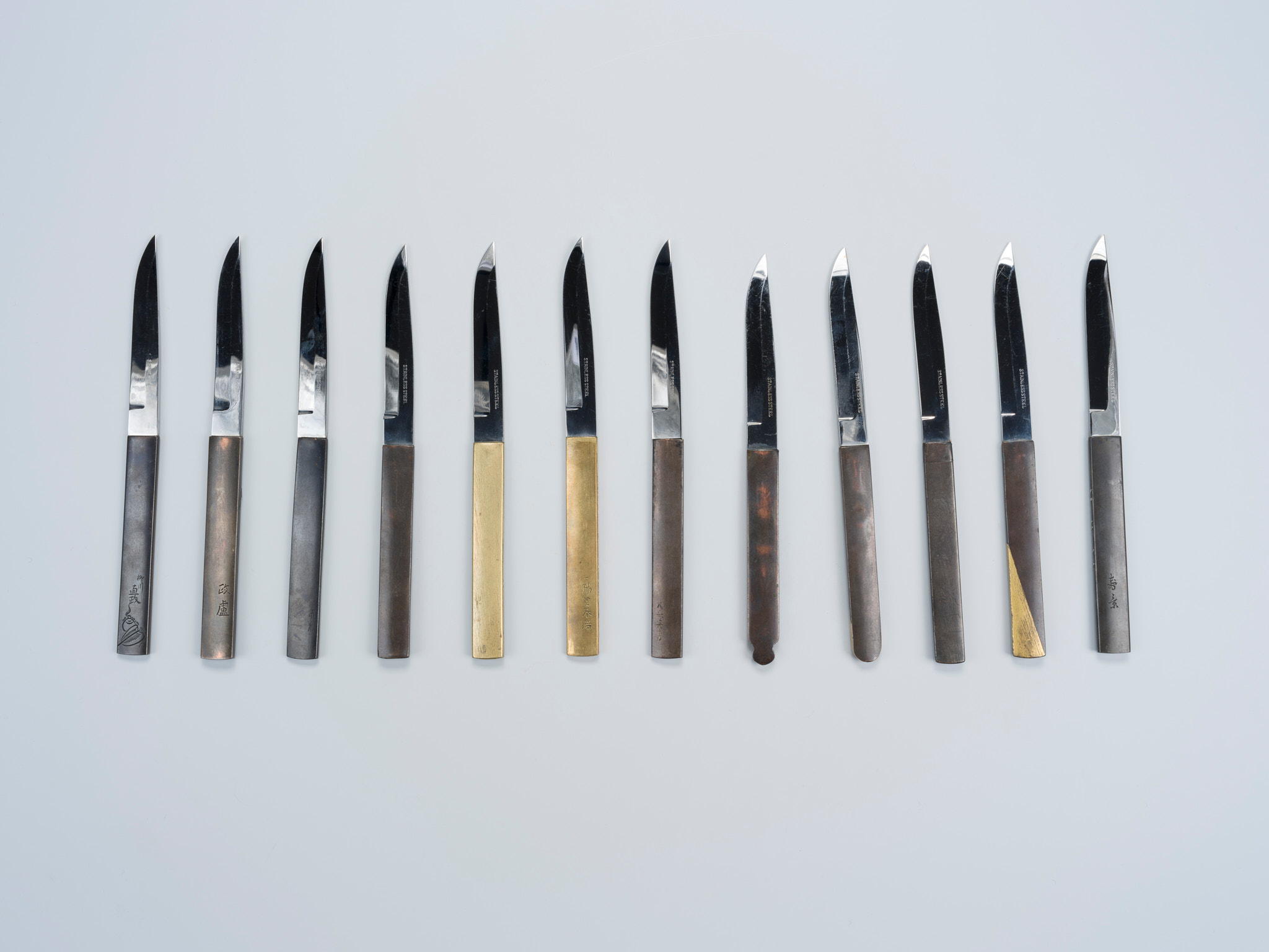 ⚫︎misuzu⚫︎ Lot 560 - A SET OF TWELVE MIXED METAL KOZUKA KNIVES