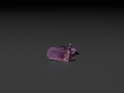 Lot 39 - A MASTERFULLY CARVED AMETHYST ‘CAT’ AMULET, BASTET, LATE PERIOD TO PTOLEMAIC ERA