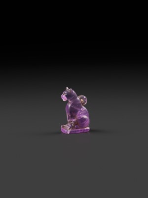 Lot 39 - A MASTERFULLY CARVED AMETHYST ‘CAT’ AMULET, BASTET, LATE PERIOD TO PTOLEMAIC ERA