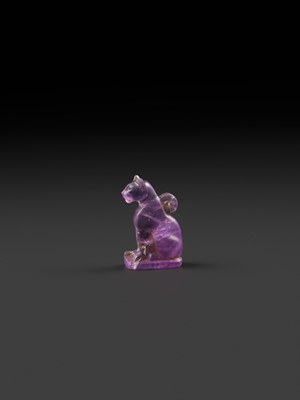 Lot 39 - A MASTERFULLY CARVED AMETHYST ‘CAT’ AMULET, BASTET, LATE PERIOD TO PTOLEMAIC ERA