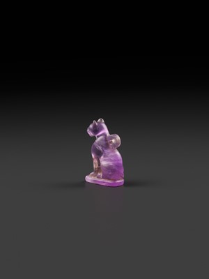 Lot 39 - A MASTERFULLY CARVED AMETHYST ‘CAT’ AMULET, BASTET, LATE PERIOD TO PTOLEMAIC ERA