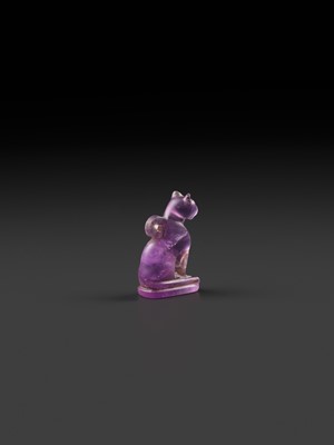Lot 39 - A MASTERFULLY CARVED AMETHYST ‘CAT’ AMULET, BASTET, LATE PERIOD TO PTOLEMAIC ERA