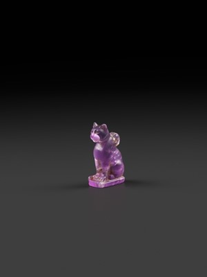 Lot 39 - A MASTERFULLY CARVED AMETHYST ‘CAT’ AMULET, BASTET, LATE PERIOD TO PTOLEMAIC ERA