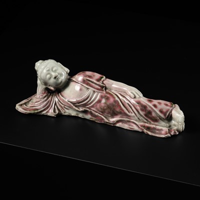 Lot 598 - A PEACHBLOOM-GLAZED PORCELAIN FIGURE OF BUDDHA PARINIRVANA, QING DYNASTY