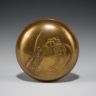 Lot 524 - A GOLD LACQUER MANJU NETSUKE DEPICTING A GRASSHOPPER