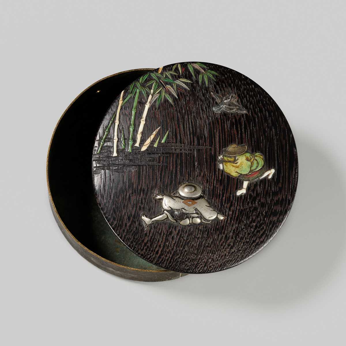 Lot 1556 - A GILT-BRONZE CIRCULAR BOX WITH FINE INLAID WOOD COVER