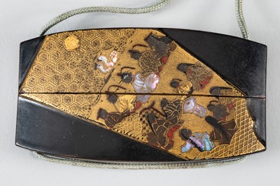 Lot 1421 - A FINE INLAID SINGLE-CASE INRO DEPICTING COURTIERS