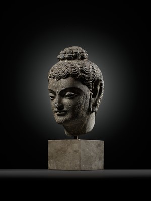 Lot 332 - A SMALL GRAY SCHIST HEAD OF BUDDHA SHAKYAMUNI, ANCIENT REGION OF GANDHARA