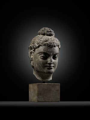 Lot 332 - A SMALL GRAY SCHIST HEAD OF BUDDHA SHAKYAMUNI, ANCIENT REGION OF GANDHARA