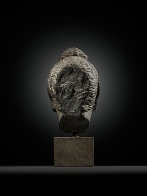 Lot 332 - A SMALL GRAY SCHIST HEAD OF BUDDHA SHAKYAMUNI, ANCIENT REGION OF GANDHARA