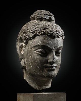 Lot 332 - A SMALL GRAY SCHIST HEAD OF BUDDHA SHAKYAMUNI, ANCIENT REGION OF GANDHARA