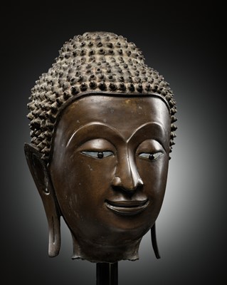 Lot 693 - A LARGE BRONZE HEAD OF BUDDHA, AYUTTHAYA KINGDOM, 17TH – 18th CENTURY