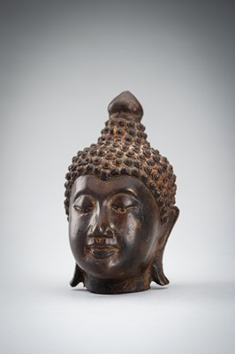 Lot 1014 - A BRONZE HEAD OF BUDDHA, CHIENG SEN STYLE