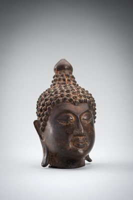 Lot 1014 - A BRONZE HEAD OF BUDDHA, CHIENG SEN STYLE
