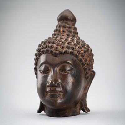 Lot 1014 - A BRONZE HEAD OF BUDDHA, CHIENG SEN STYLE