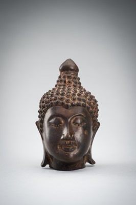 Lot 1014 - A BRONZE HEAD OF BUDDHA, CHIENG SEN STYLE