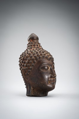Lot 1014 - A BRONZE HEAD OF BUDDHA, CHIENG SEN STYLE
