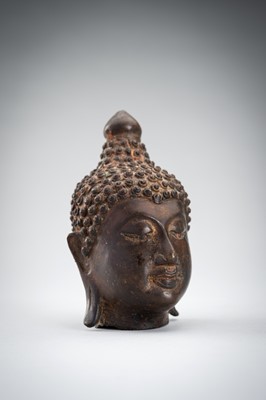 Lot 1014 - A BRONZE HEAD OF BUDDHA, CHIENG SEN STYLE
