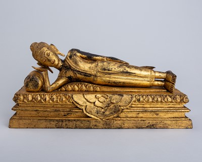 A GILT-LACQUERED WOOD FIGURE OF BUDDHA IN PARINIRVANA, LATE RATTANAKOSIN KINGDOM