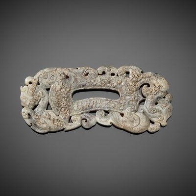 A MOTTLED GRAY JADE ‘DOUBLE DRAGON’ PLAQUE, WARRING STATES PERIOD