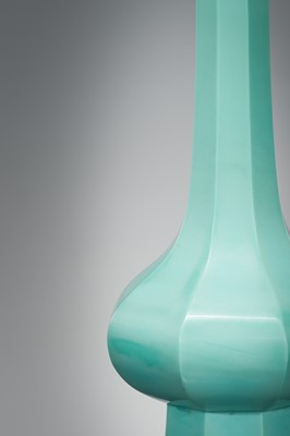 Lot 121 - AN OPAQUE TURQUOISE GLASS BOTTLE VASE, DAOGUANG MARK AND PERIOD