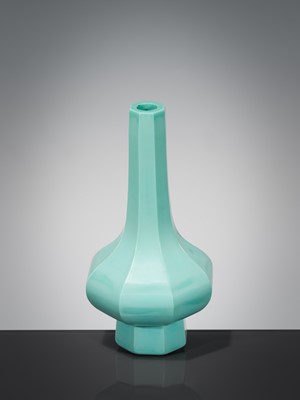 Lot 121 - AN OPAQUE TURQUOISE GLASS BOTTLE VASE, DAOGUANG MARK AND PERIOD