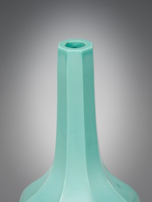 Lot 121 - AN OPAQUE TURQUOISE GLASS BOTTLE VASE, DAOGUANG MARK AND PERIOD