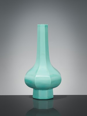 Lot 121 - AN OPAQUE TURQUOISE GLASS BOTTLE VASE, DAOGUANG MARK AND PERIOD