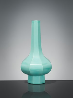 Lot 121 - AN OPAQUE TURQUOISE GLASS BOTTLE VASE, DAOGUANG MARK AND PERIOD