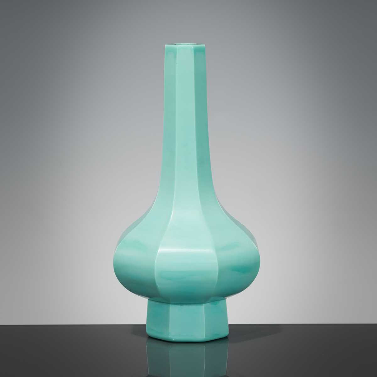 Lot 121 - AN OPAQUE TURQUOISE GLASS BOTTLE VASE, DAOGUANG MARK AND PERIOD