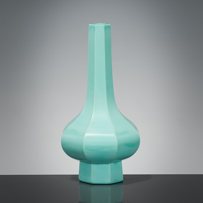 Lot 121 - AN OPAQUE TURQUOISE GLASS BOTTLE VASE, DAOGUANG MARK AND PERIOD