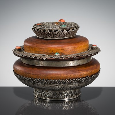 Lot 1461 - A HARDWOOD ‘ZODIAC’ BOX AND COVER WITH SILVER REPOUSSÉ AND SEMI-PRECIOUS STONE INLAYS