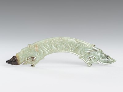 Lot 953 - AN ARCHAISTIC CELADON AND BROWN JADE ‘DRAGON’ PENDANT, HUANG, QING