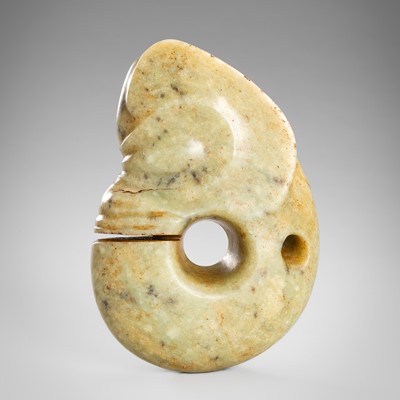 Lot 916 - A YELLOWISH-GREEN JADE ‘PIG-DRAGON’ PENDANT, ZHULONG, HONGSHAN CULTURE